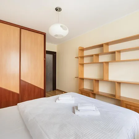 Brodnowski Comfort By Bookinghost *